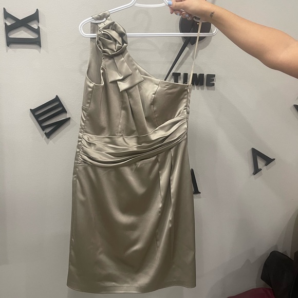 Dresses - Picture 3 of 12